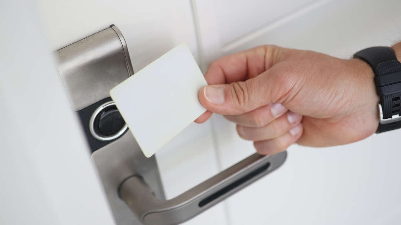 Guide Ultime pour Ouvrir une Porte Magnétique sans Badge | Nord-Serrurier